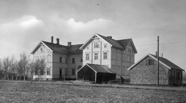 Amtskolen.Bilde fra ca. 1935