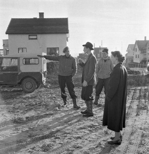 Bygging av FADs 2-mannsbolig i R.Amundsens gt. 50 på Andenes. Fra venstre; Roald Rydland, Johan Frigaard, ukjent, Astri Berglind.