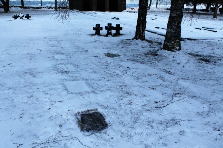 Deutscher Soldatenfriedhof Trondheim-Havstein. Enkeltgraver med horisontale plater - til høyre tavler som viser navn på kirkegåårder de ble flyttet fra og overført til Havstein.