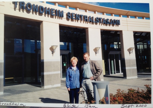 Eloise Elmen og Jan Habberstad foran Trondhjems sentralstasjon september 2000