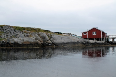 Rorbu nr 14 lå til venstre for Vestvikbua på denne siden av Sæternesholmen